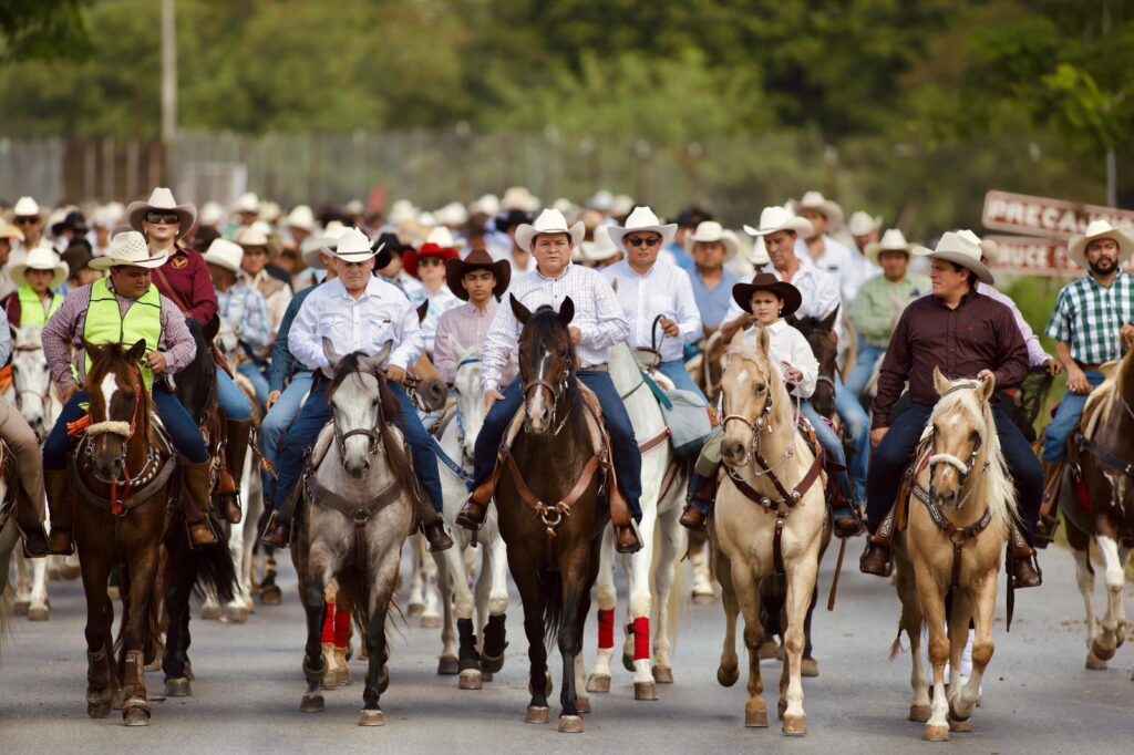 Participa el Gobernador en la Cabalgata del 50 Aniversariode la Feria Internacional Yucatán Xmatkuil 2024