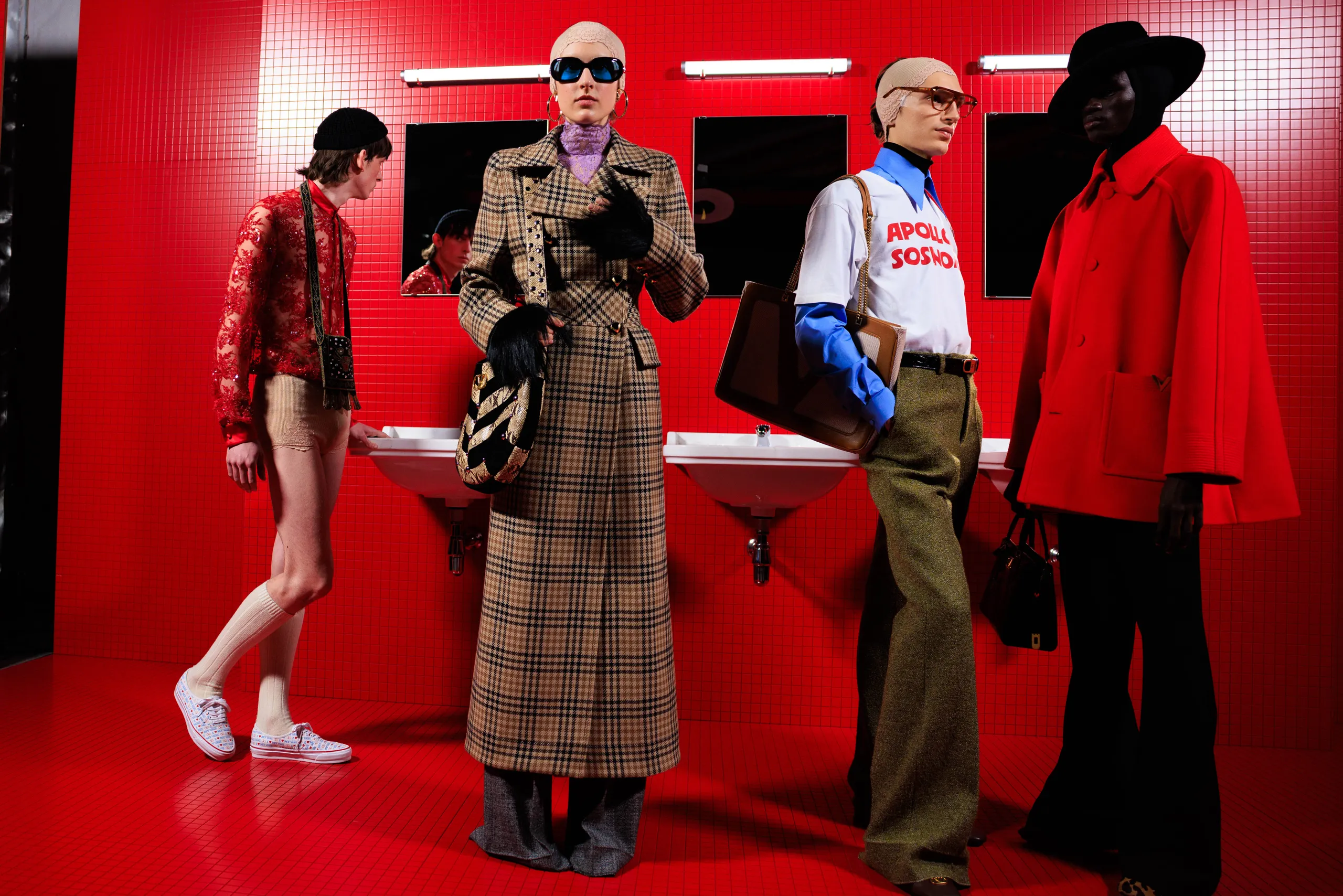 Valentino presenta su colección Otoño/Invierno 2025 en París: un juego entre lo íntimo y lo público