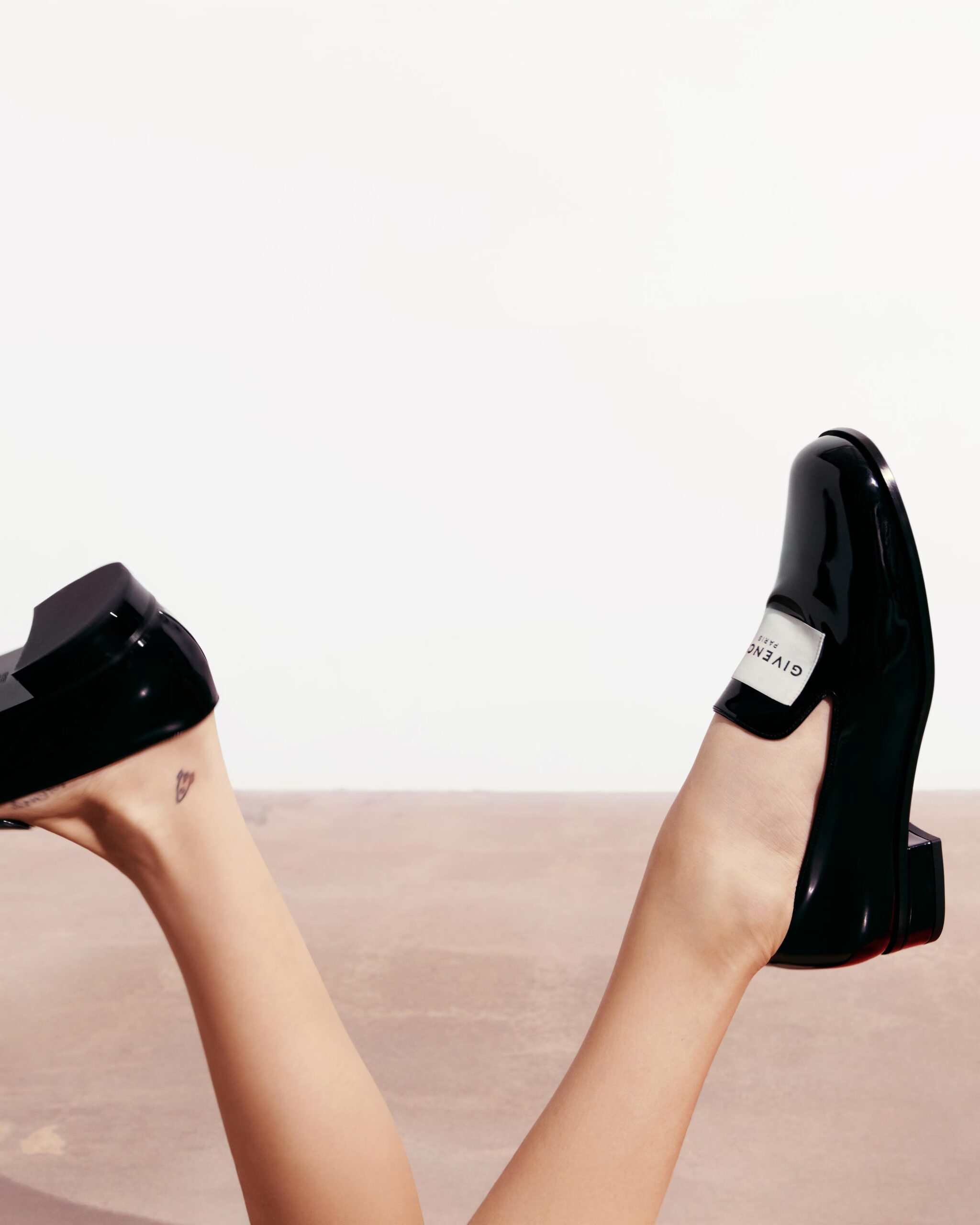 La era Burton comienza: Kaia Gerber protagoniza la primera campaña de Givenchy bajo la nueva dirección creativa