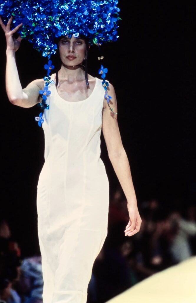 Los vestidos rectos de los 90s ¡están de regreso!