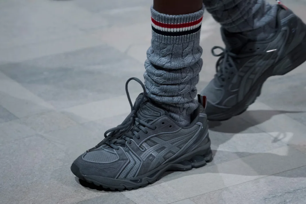 Thom Browne y ASICS Revolucionan la Gel-Kayano 14 en su Primera Colaboración