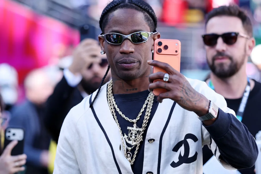 Travis Scott revoluciona el estilo en el Super Bowl LX con piezas vintage y “retro‑futuristas”
