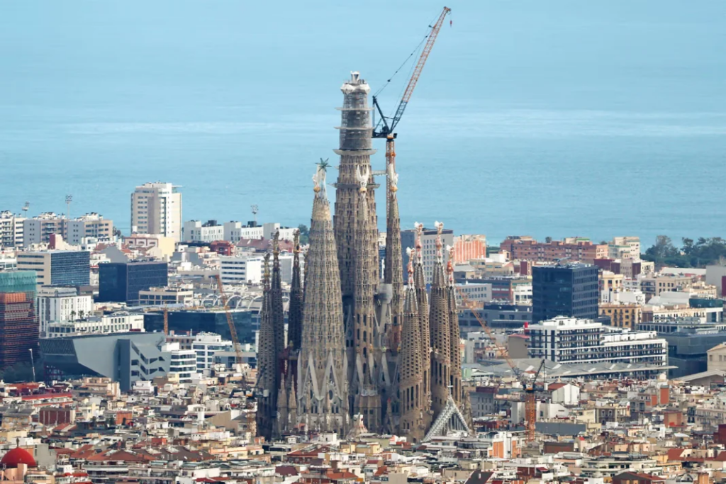 La Sagrada Familia alcanza su altura definitiva con la instalación de la pieza final