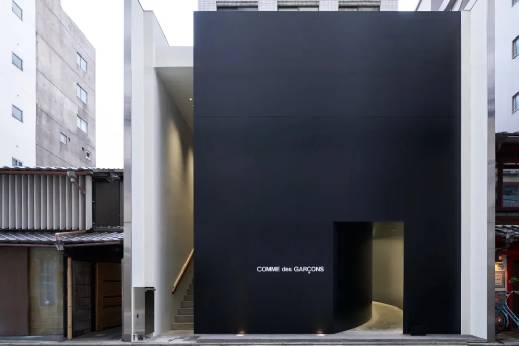 Reapertura de la tienda COMME des GARÇONS en Kyoto: un nuevo capítulo de lujo minimalista