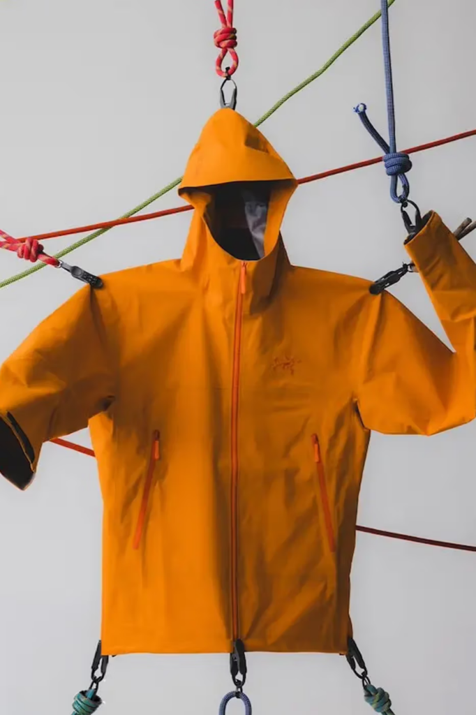 Arc’teryx y BEAMS presentan la exclusiva “Blaze” Beta Jacket para la temporada Spring/Summer 2026