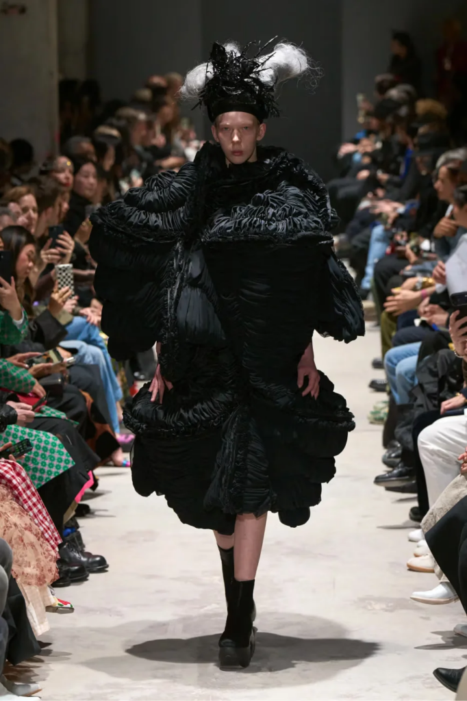 Comme des Garçons presenta una colección FW26 dominada por el negro en la Paris Fashion Week