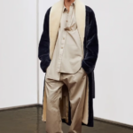 Phoebe Philo presenta su nueva colección E con una visión refinada del lujo contemporáneo