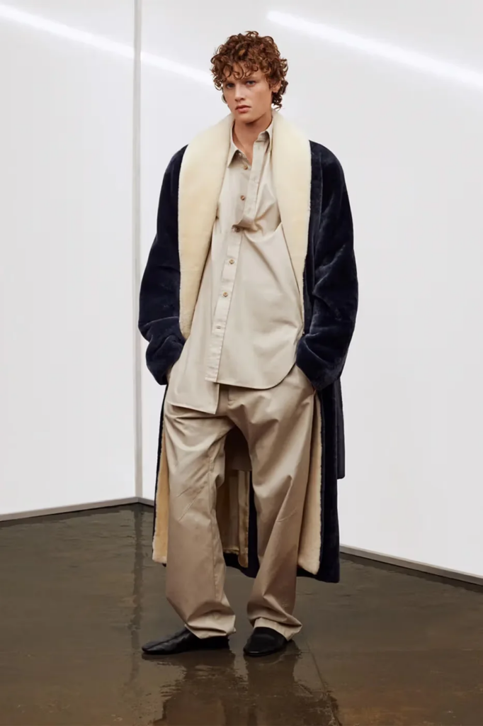 Phoebe Philo presenta su nueva colección E con una visión refinada del lujo contemporáneo