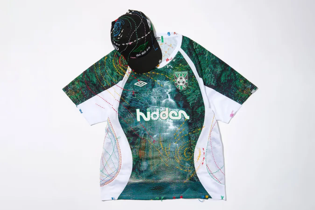 HIDDEN x Umbro: Sashiko Gals reinterpreta la camiseta Digi Falls con bordados japoneses