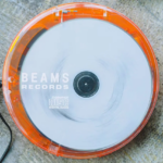 BEAMS Records revive la nostalgia del CD con un reproductor portátil transparente