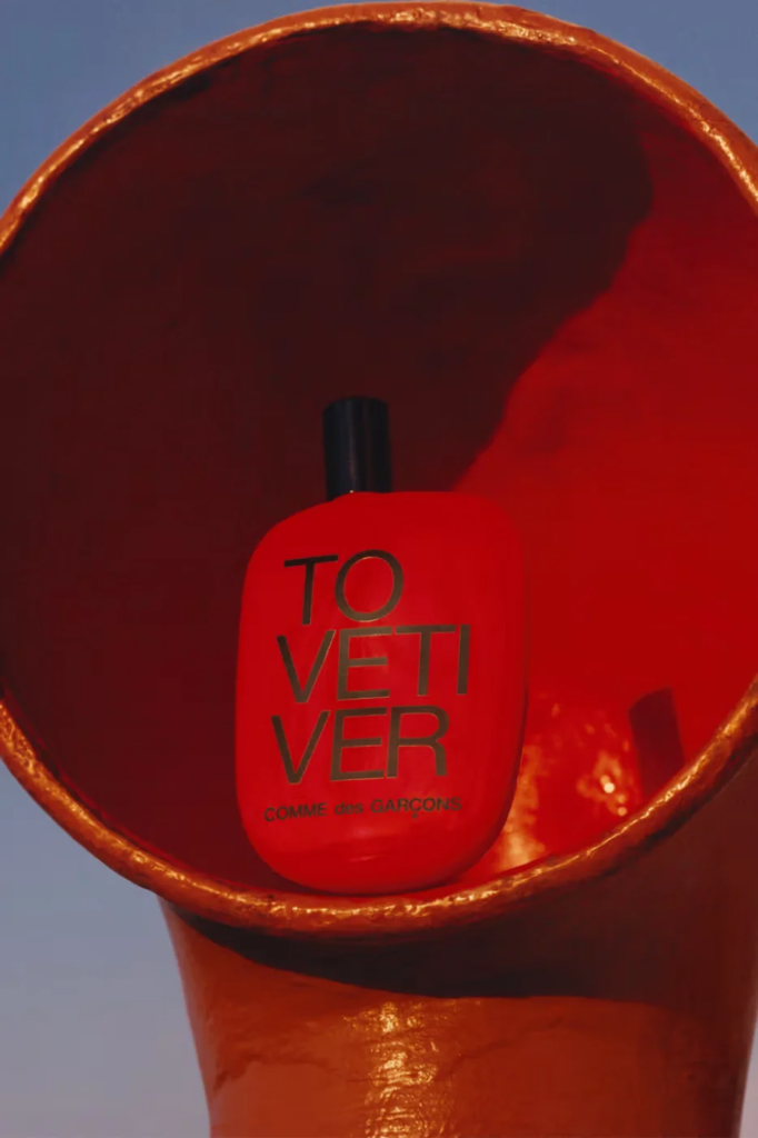 Comme des Garçons presenta TO VETIVER, una fragancia inspirada en la memoria de la tierra