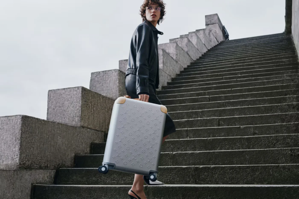 Louis Vuitton y Marc Newson presentan una maleta de aluminio con diseño sin remaches