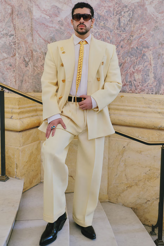 Bad Bunny conquista París con un Schiaparelli hecho a la medida