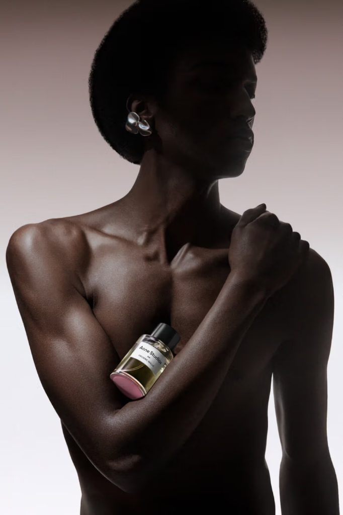 Acne Studios lleva su perfume más icónico al cuidado corporal